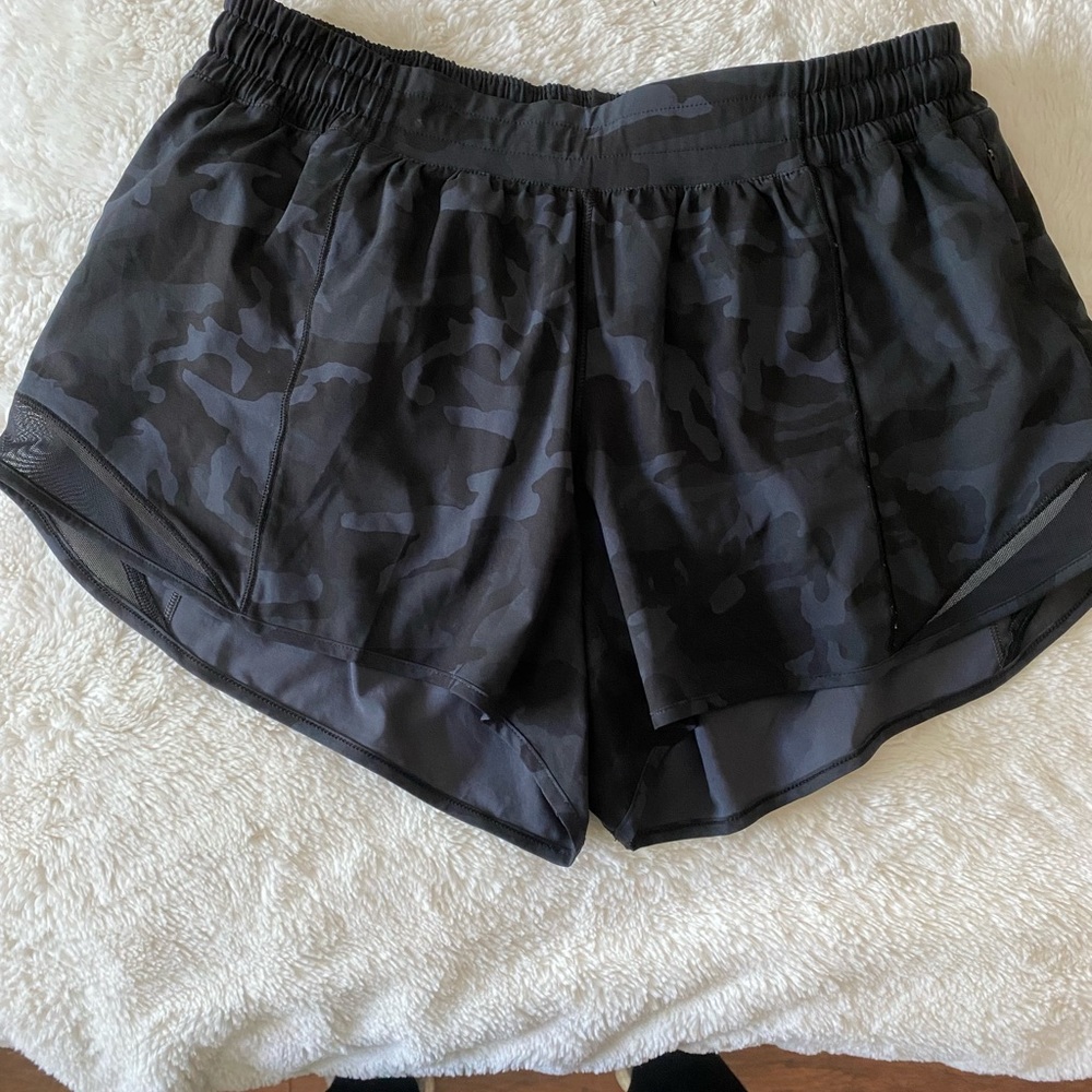Lululemon hottie hot shorts camo black size 10 EUC
